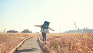 Mensch mit Rucksack balancierend